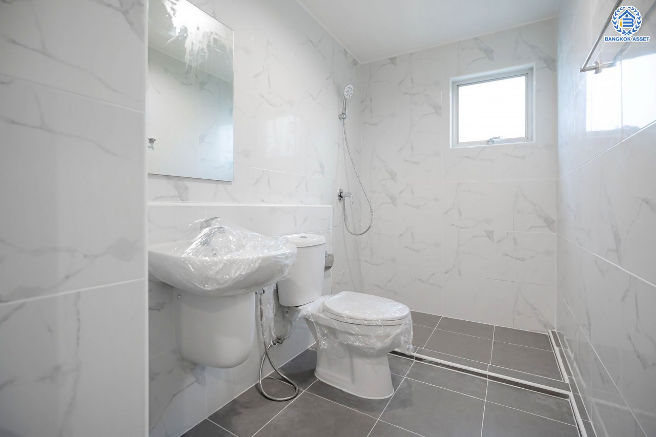 บ้านมือสองตกแต่งใหม่ โครงการ พฤกษ์ลดา ติวานนท์-ราชพฤกษ์ แบรนด์ L&H เนื้อที่ 55.50 ตร.ว. ฟังก์ชัน 3 ห้องนอน 3 ห้องน้ำ จอดรถได้ 2 คัน บนทำเลติดใหญ่ ถนน 345 ต่อเนื่อง ถ.ราชพฤกษ์ เชื่อมต่อหลายเส้นทาง ใกล้ทางด่วน "ศรีสมาน"